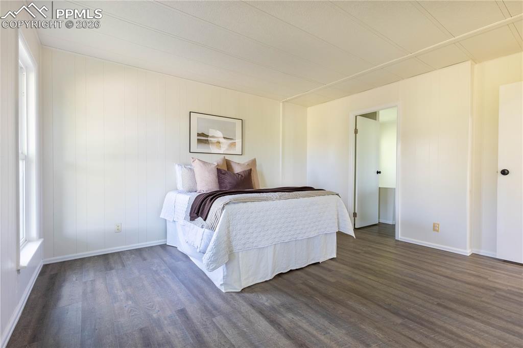 Image 21 of 50: Bedroom