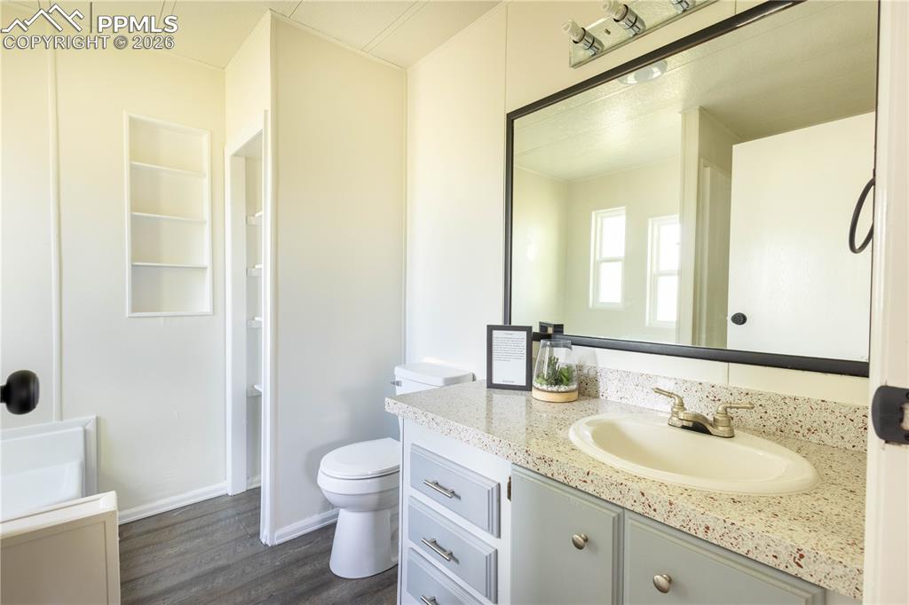 Image 22 of 50: Bathroom