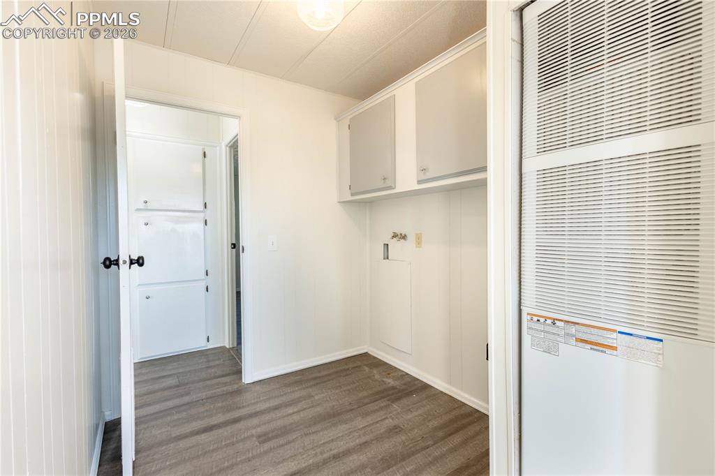 Image 23 of 50: Laundry