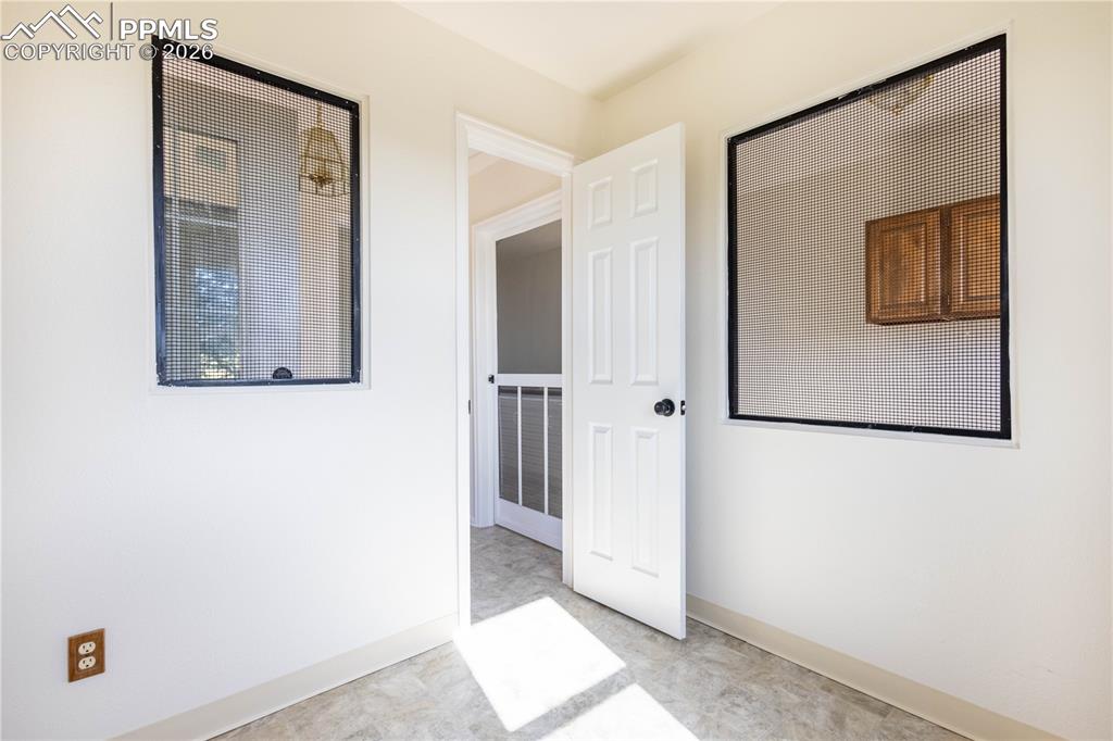 Image 31 of 50: Bedroom