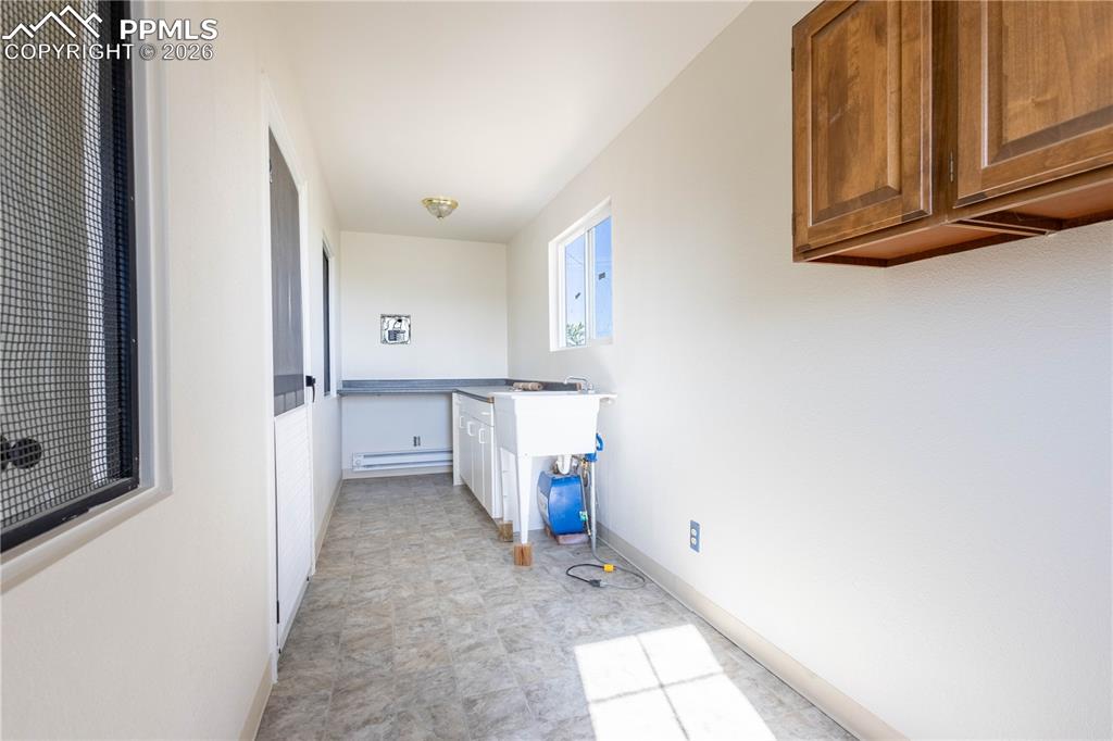 Image 32 of 50: Laundry