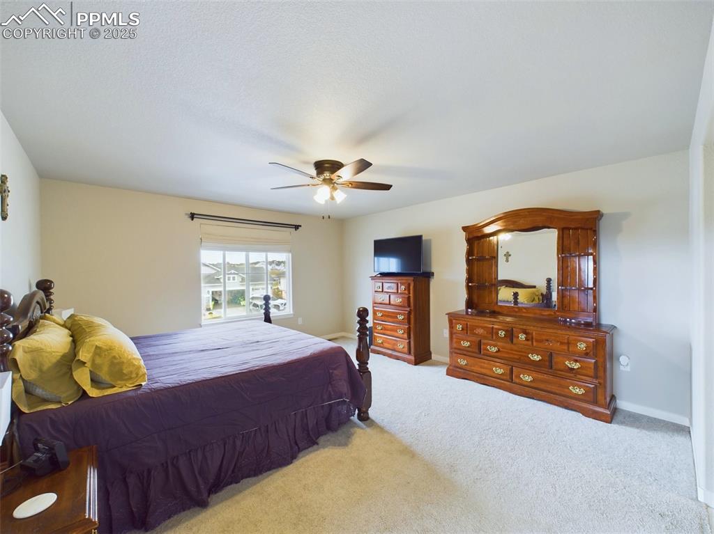 Image 17 of 40: Bedroom
