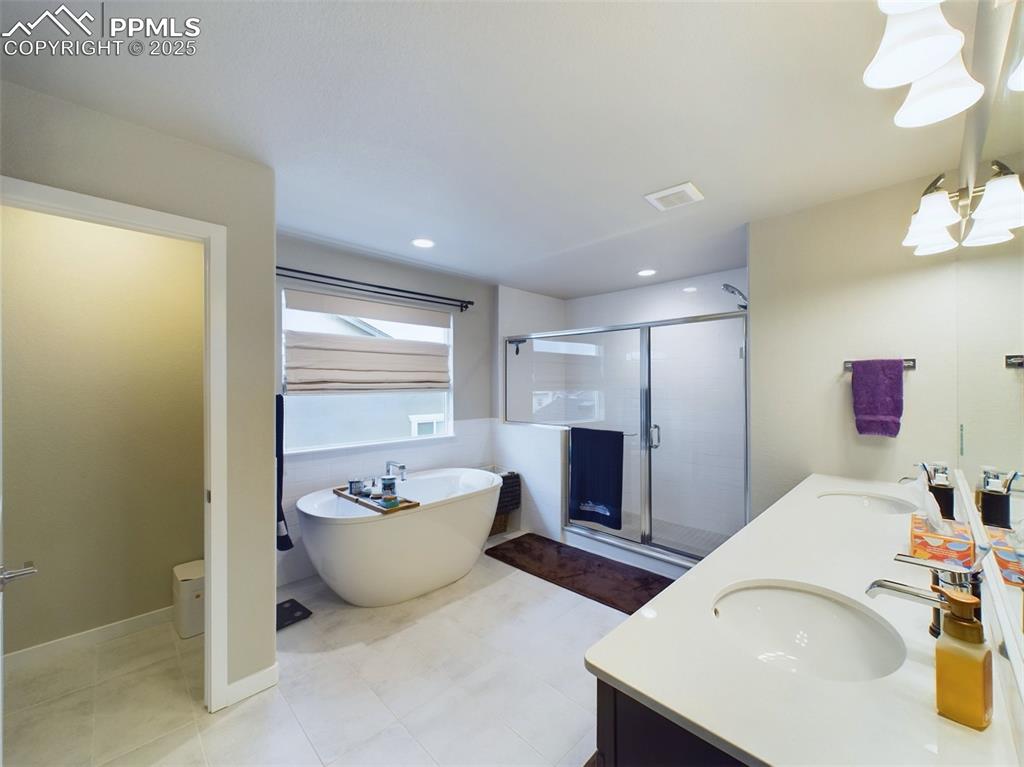 Image 18 of 40: Bathroom