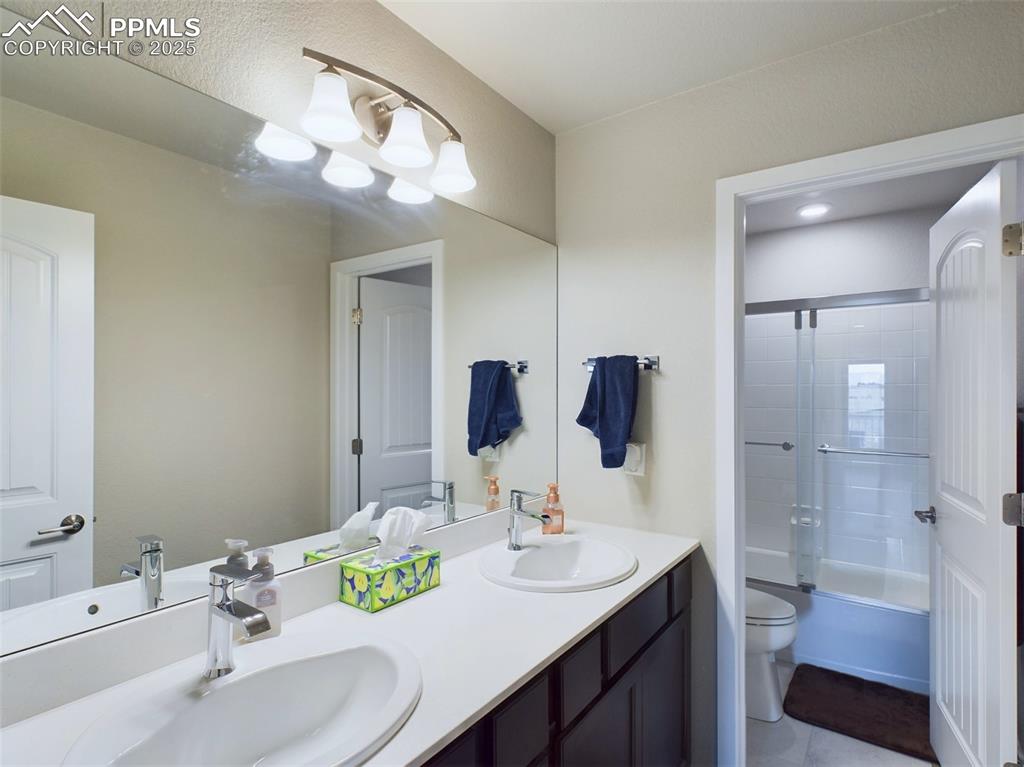 Image 20 of 40: Bathroom