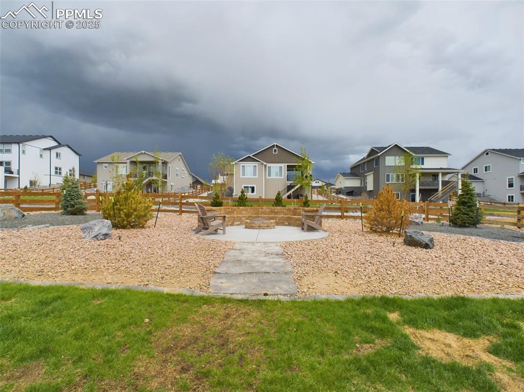 Image 5 of 40: Yard