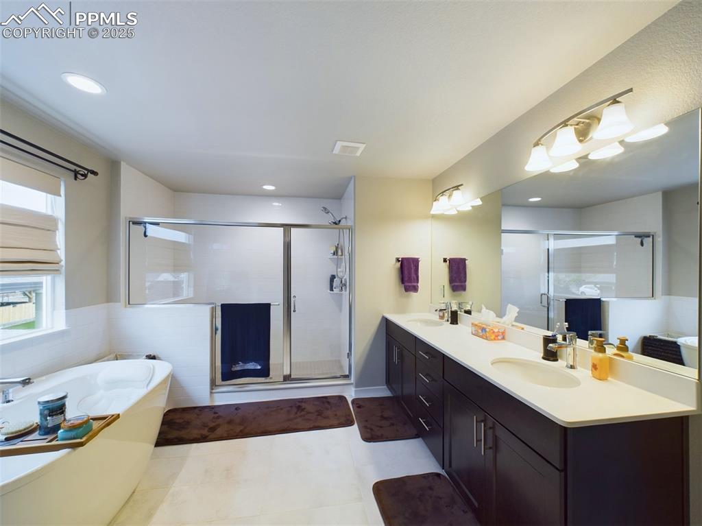 Image 7 of 40: Bathroom