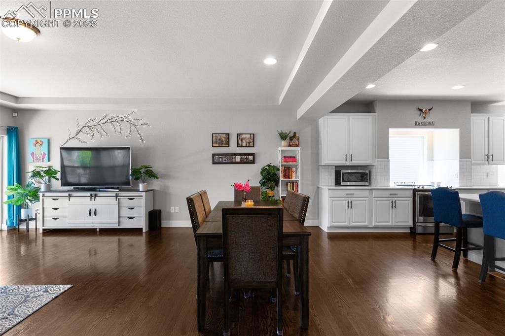 Image 16 of 47: Dining Area