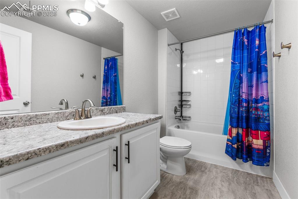 Image 35 of 47: Bathroom