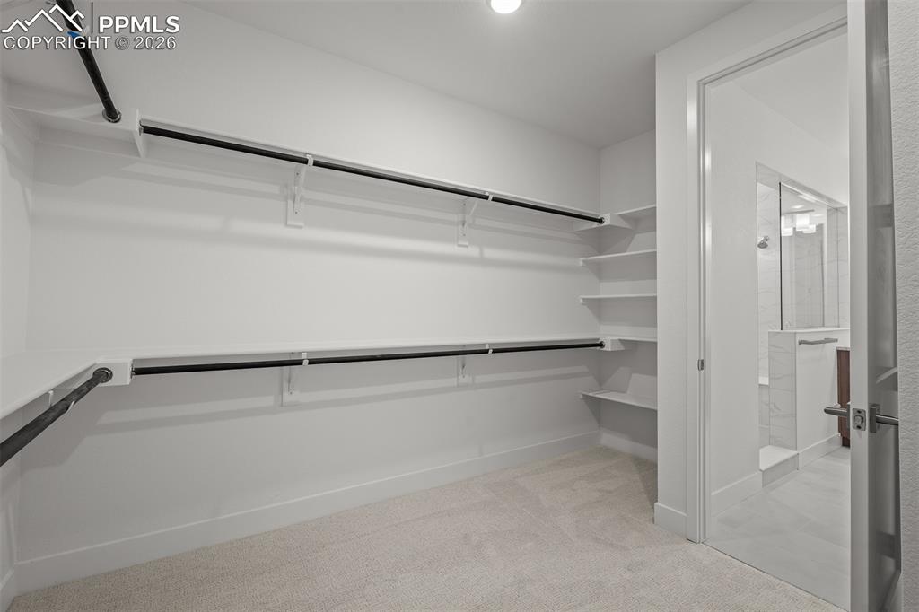 Image 23 of 36: Closet