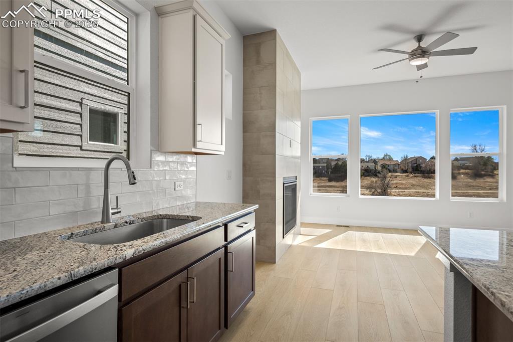 Image 7 of 36: Kitchen