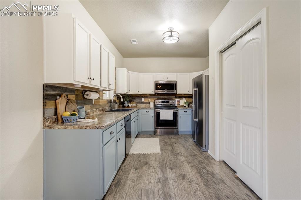 Image 11 of 48: Kitchen