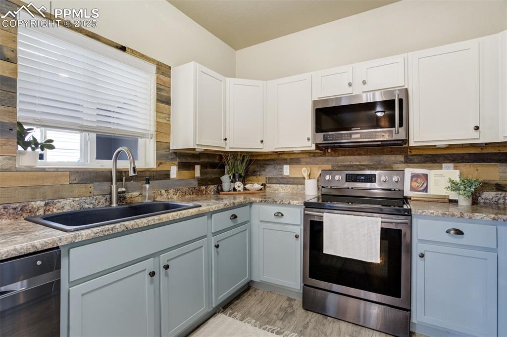 Image 12 of 48: Kitchen