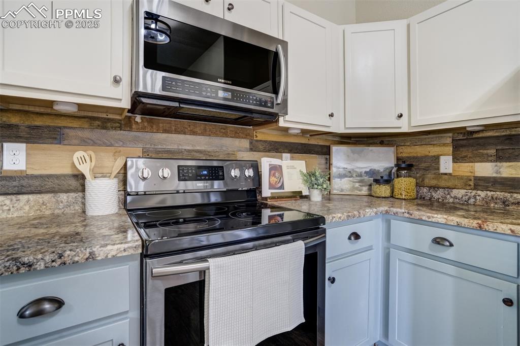 Image 13 of 48: Kitchen