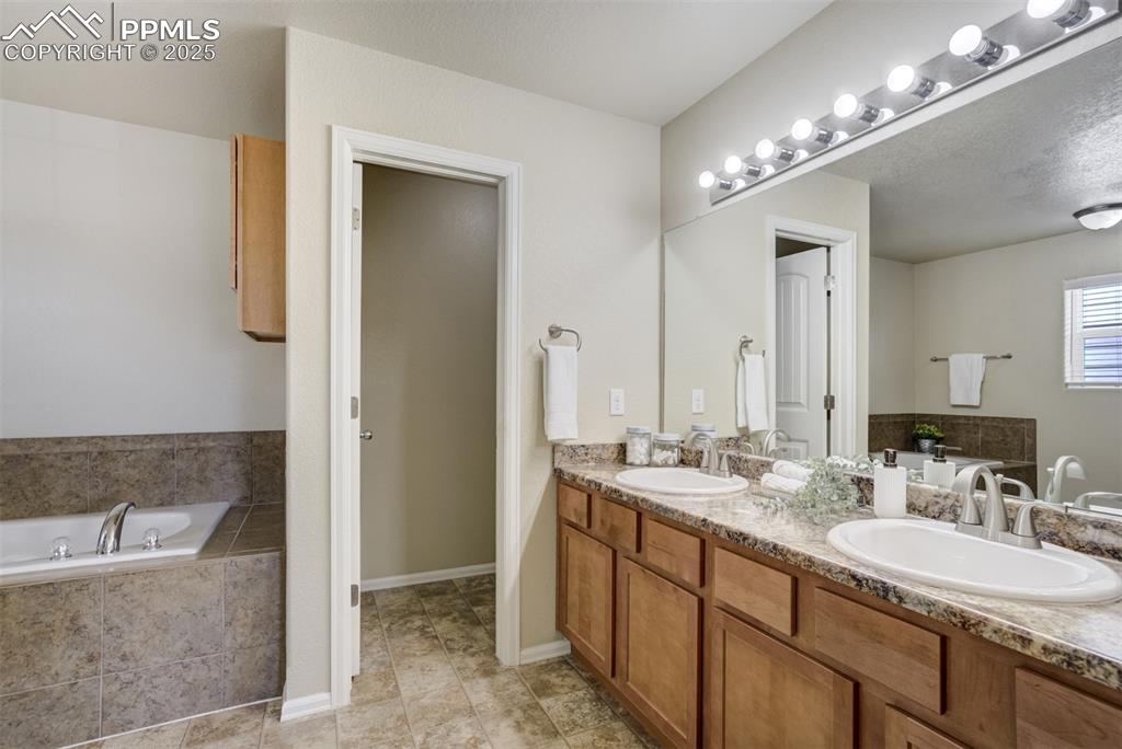 Image 33 of 48: Bathroom