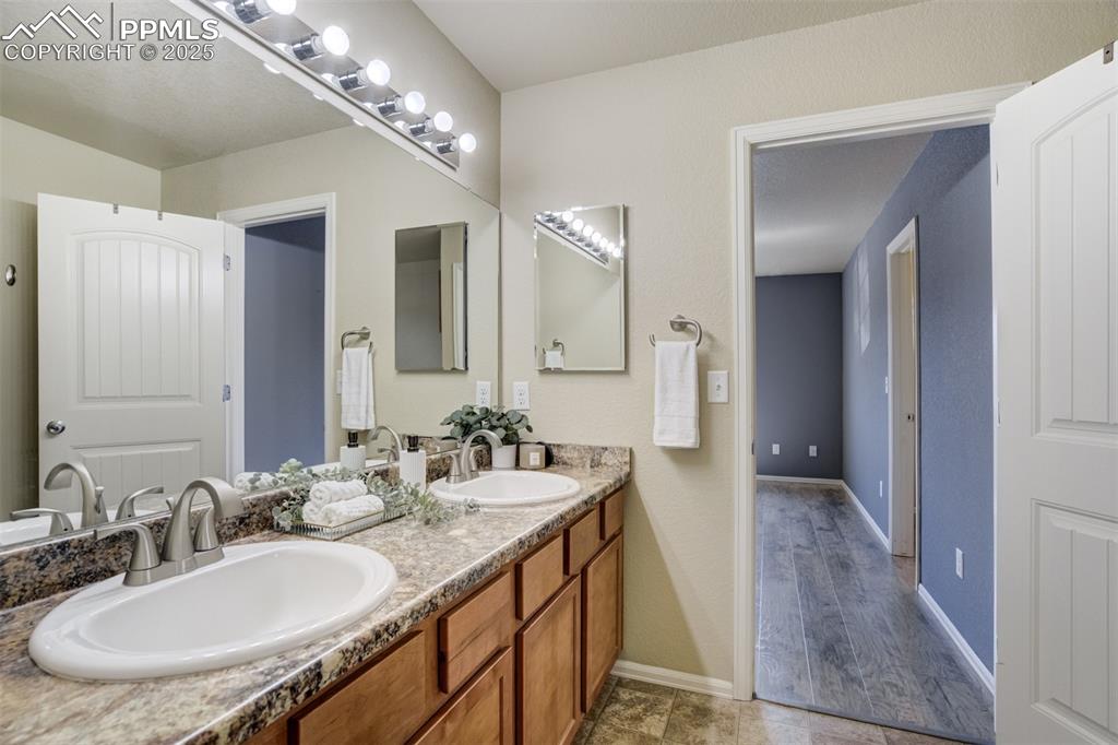 Image 35 of 48: Bathroom