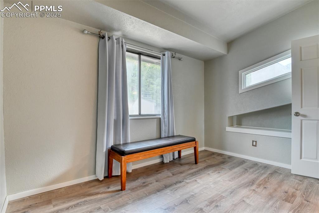 Image 19 of 28: Bedroom