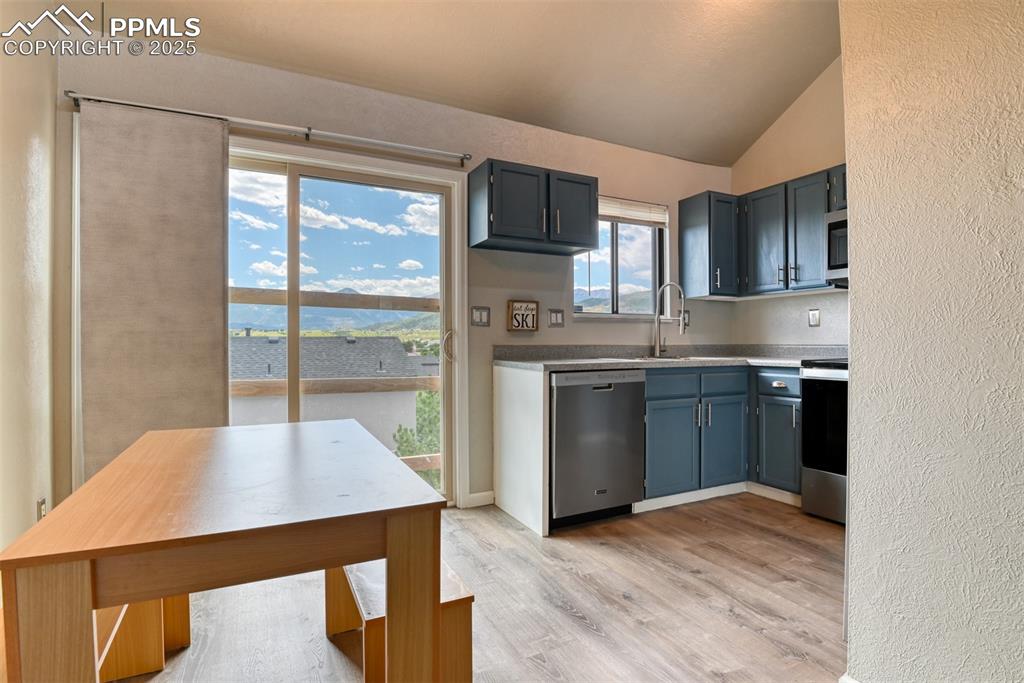 Image 7 of 28: Dining Area