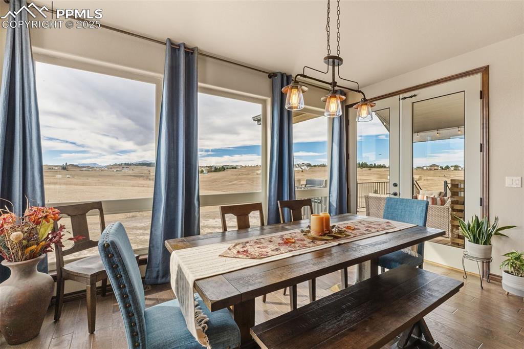 Image 13 of 42: Dining Area