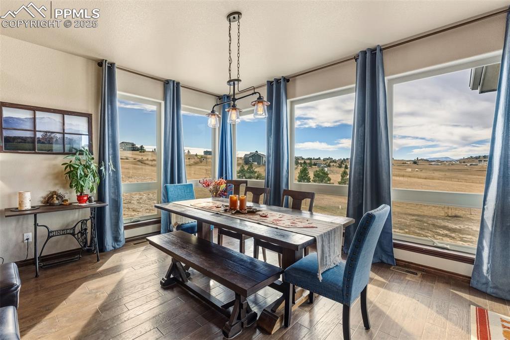 Image 14 of 42: Dining Area