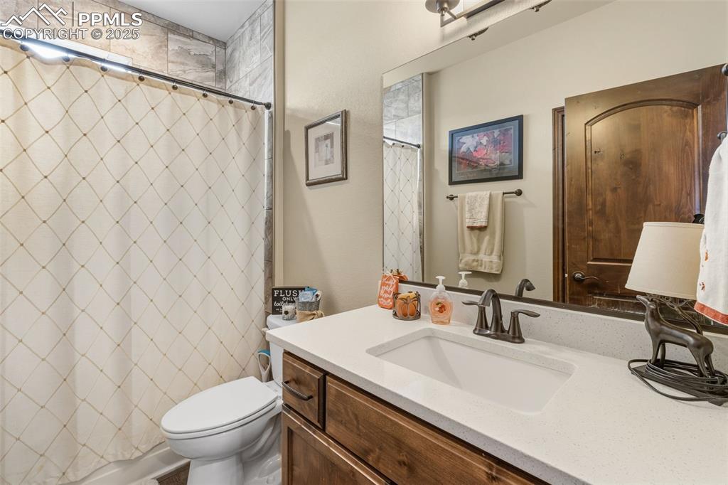 Image 23 of 42: Bathroom