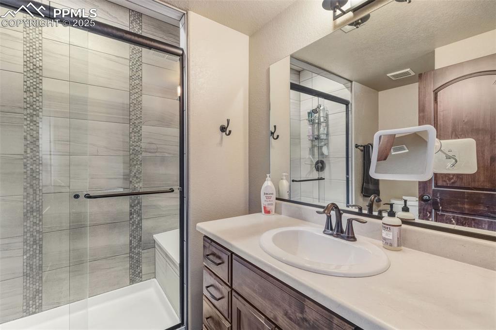 Image 30 of 42: Bathroom