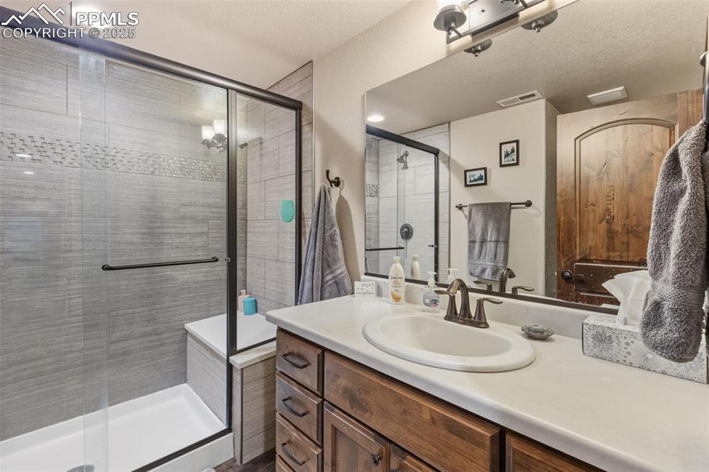 Image 33 of 42: Bathroom