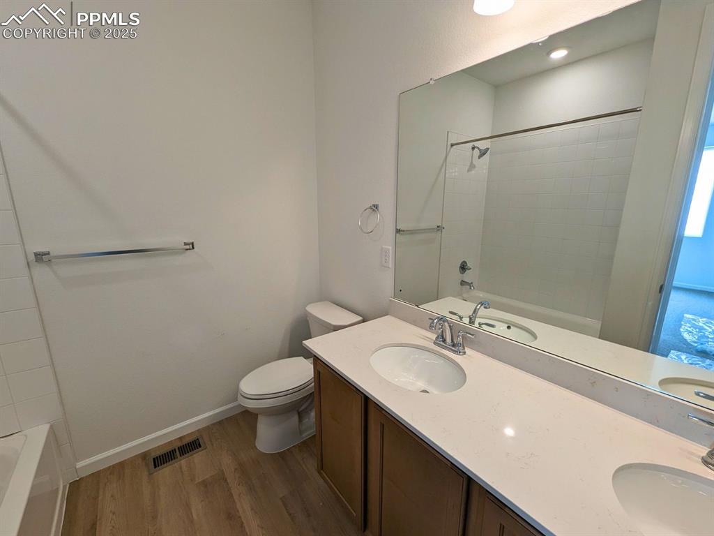 Image 9 of 11: Bathroom
