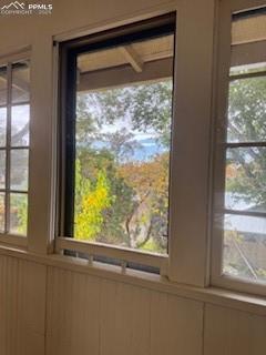 Image 10 of 50: Windows in sunroom