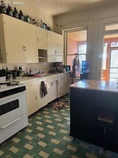 Image 7 of 50: View of kitchen