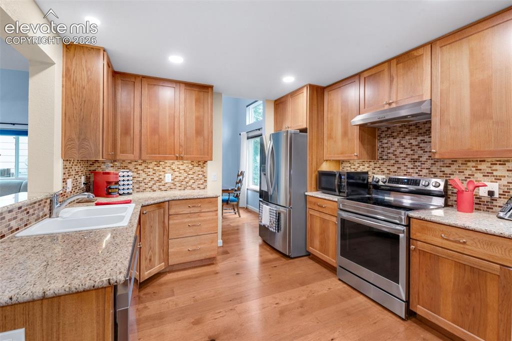 Image 13 of 45: Kitchen
