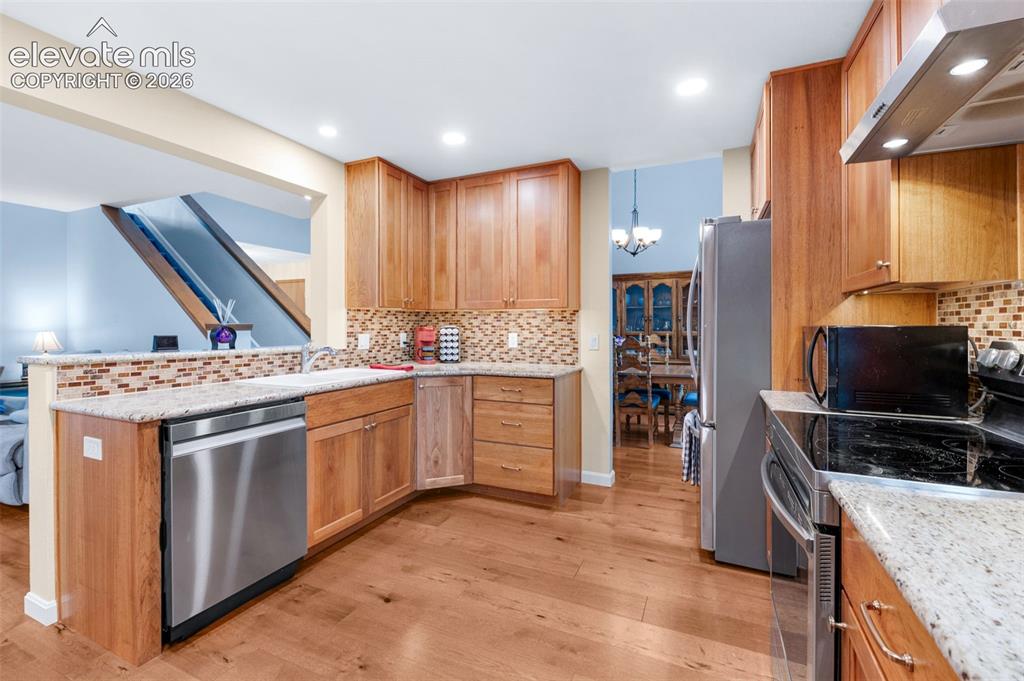 Image 14 of 45: Kitchen