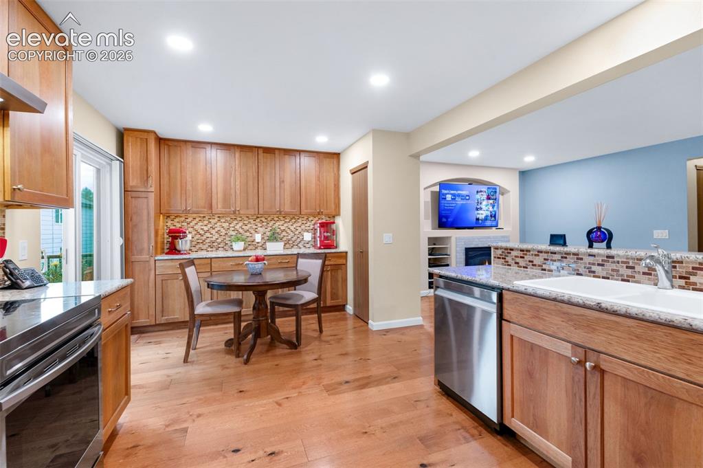 Image 15 of 45: Kitchen