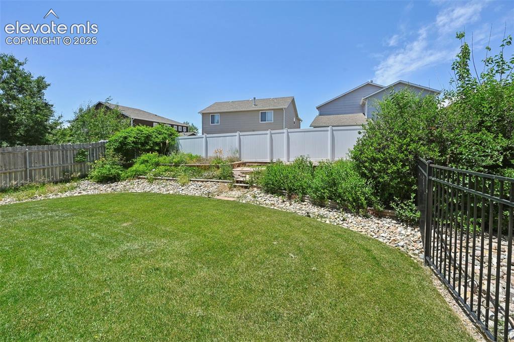 Image 16 of 22: Yard