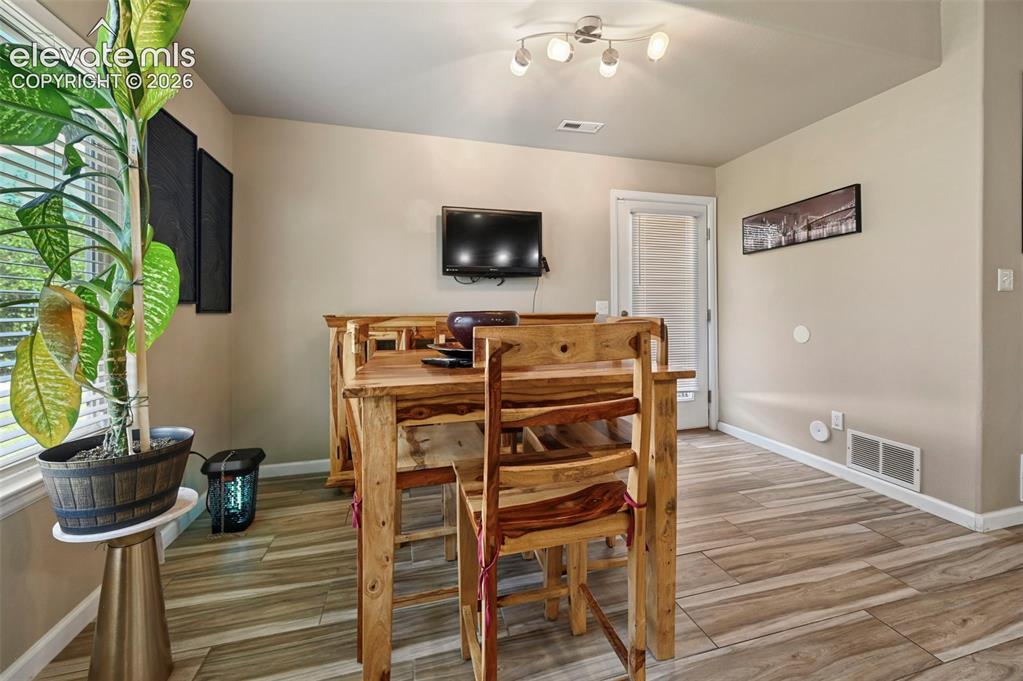 Image 9 of 22: Dining area