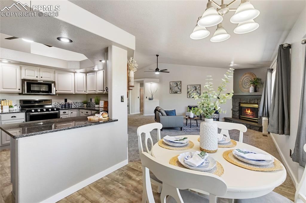 Image 17 of 46: Dining Area