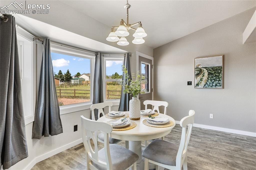 Image 19 of 46: Dining Area