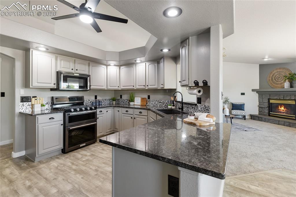 Image 21 of 46: Kitchen