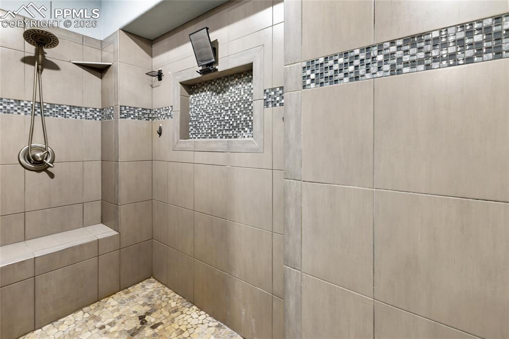 Image 27 of 46: Bathroom