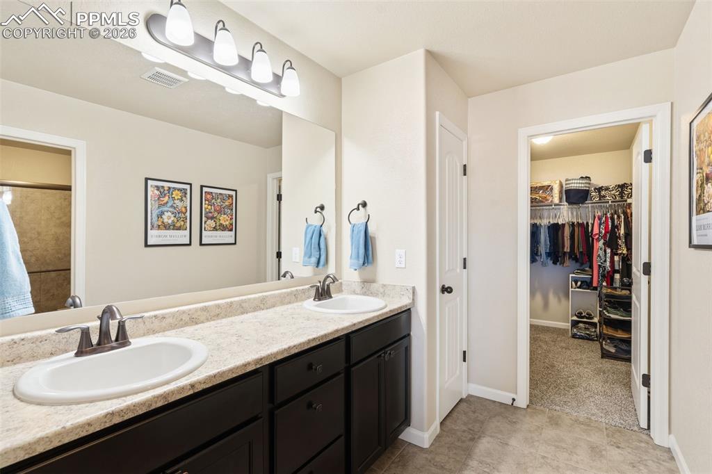 Image 13 of 31: Bathroom