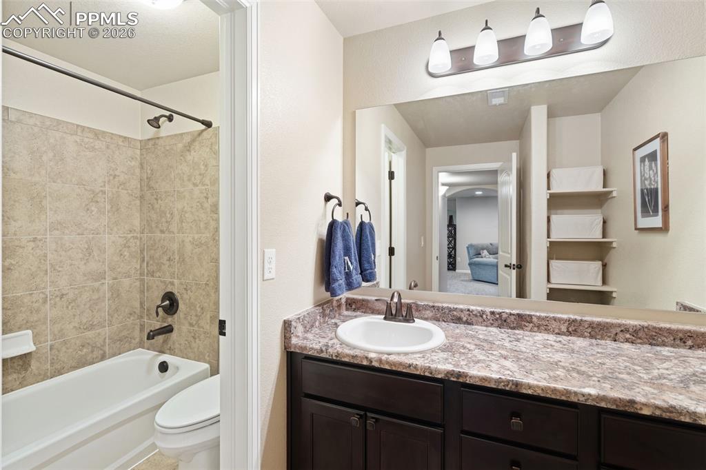 Image 25 of 31: Bathroom