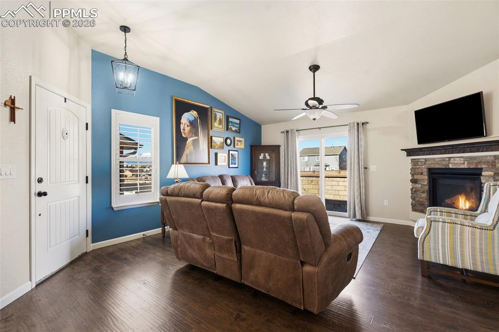 Image 5 of 31: Living Room