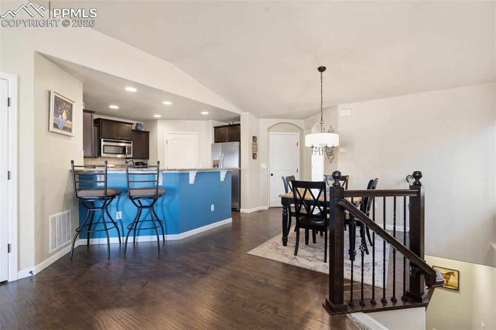 Image 7 of 31: Dining Area