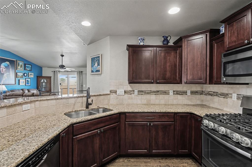 Image 9 of 31: Kitchen