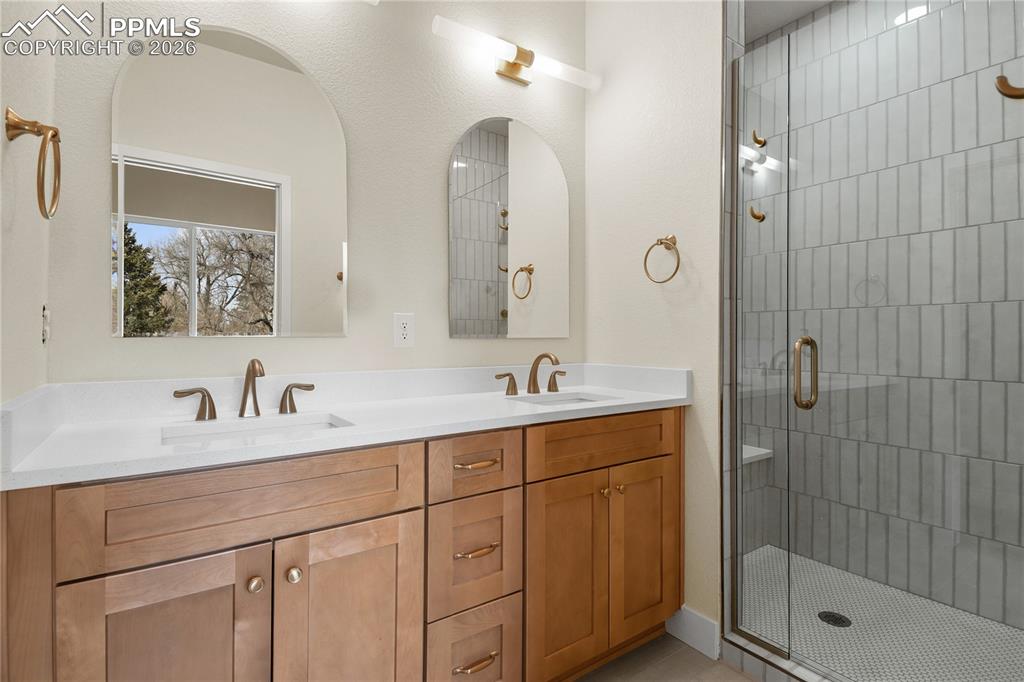 Image 17 of 33: Bathroom