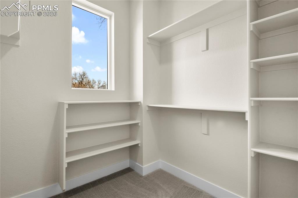 Image 22 of 33: Closet