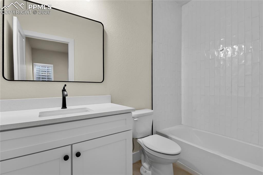 Image 27 of 33: Bathroom