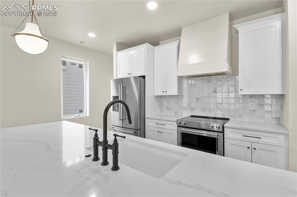 Image 4 of 33: Kitchen