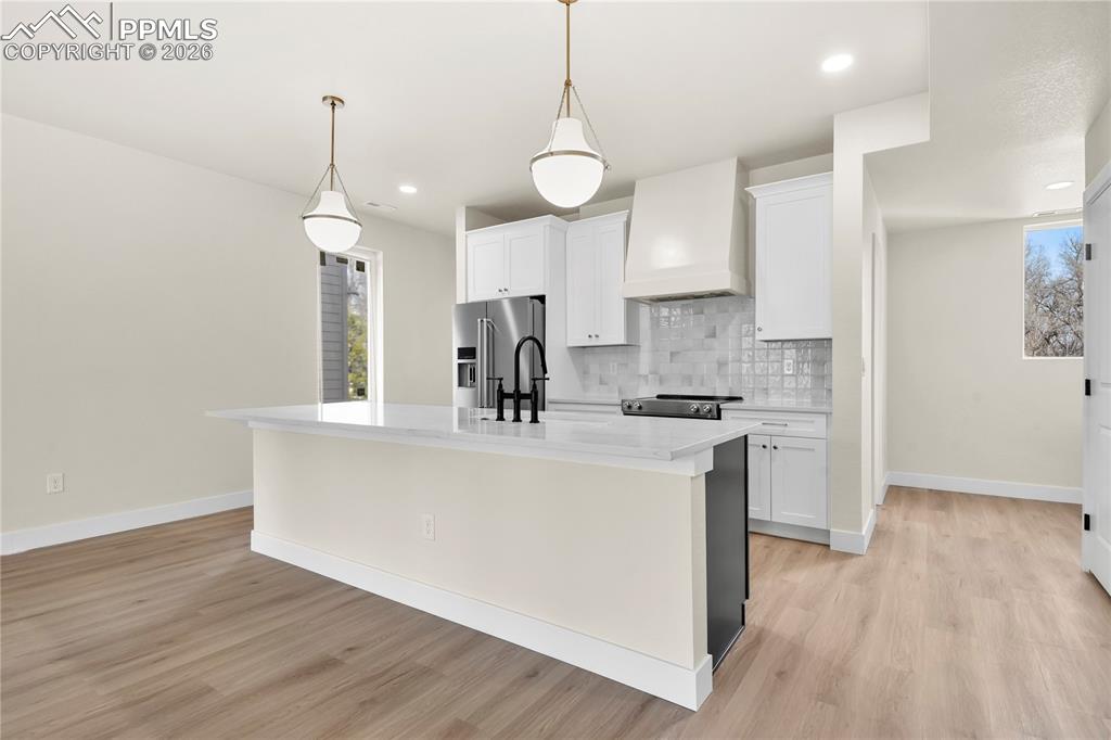 Image 7 of 33: Kitchen