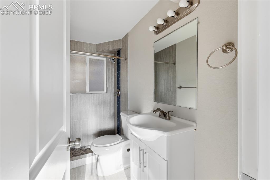 Image 19 of 26: Bathroom
