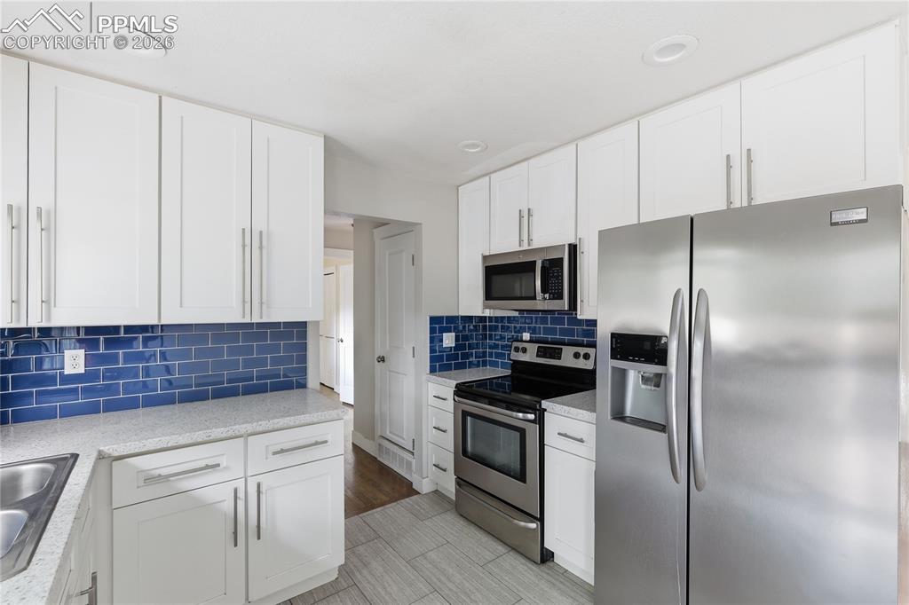 Image 7 of 26: Kitchen
